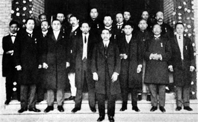 1912年1月1日孙中山南京宣誓任中华民国临时大总统,同年2月,袁世凯