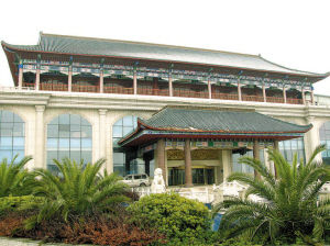 (资料图片)"太子奶债权债务登记处"的指示牌,指向昔日太子奶豪华办公