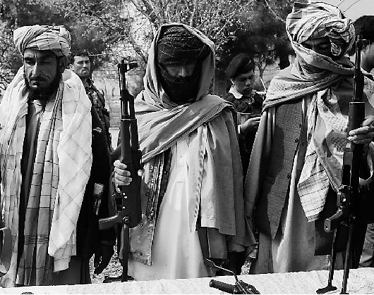 3月26日,在阿富汗赫拉特省,塔利班武装人员出席投降仪式.