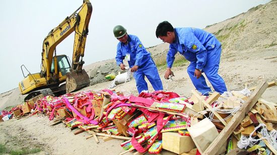 25萬響鞭炮,3322枚雙響炮,2646個禮花彈和234盒其他煙花爆竹進行了