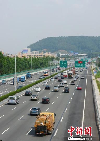5亿广深高速福永至鹤州十车道扩建段通车