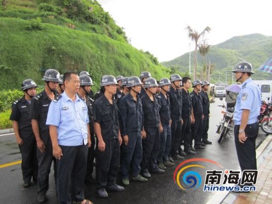 三亚再拆崖城50多栋违建 数十栋"楼薄薄"倒地