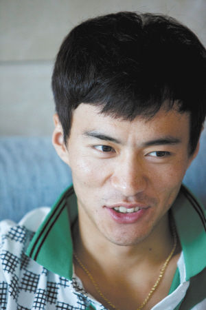 陈定似乎还不习惯站到"舞台"的中央家乡随处可见印有陈定照片的海报孙