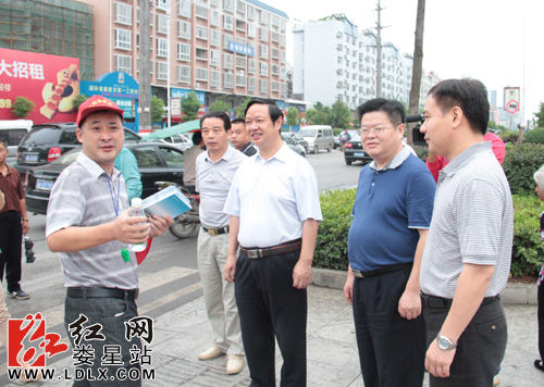 娄星区开展文明劝导活动370名劝导员引导文明出行