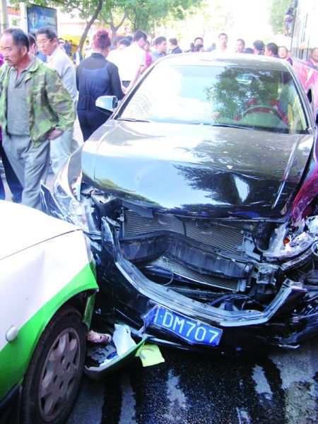 轎車鬧市接連撞車傷人