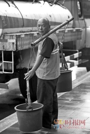 记者 董茜摄影 李文彬他是一名党代表,为了市民"方便",曾多次赤脚跳进