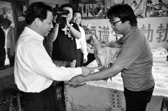 南宫市委书记探望好小伙韩学