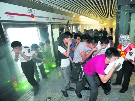 地铁列车"着火" 快疏散上百乘客