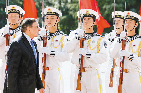 9月18日,美国国防部长帕内塔检阅了中国人民解放军三军仪仗队.