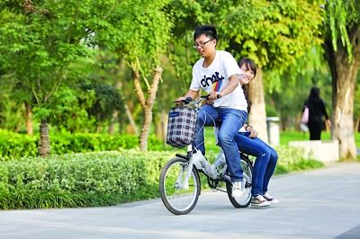 南京一小伙半年来每天骑车送女友上下班网友热捧