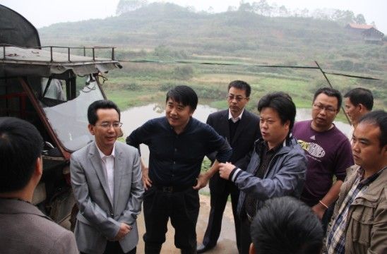 中方县委副书记,县长姜耀文(左四)考察现场