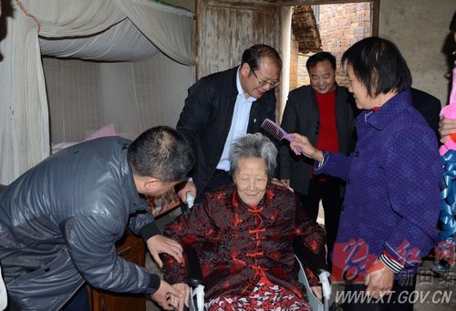 新田县委副书记王小波到新圩镇兰溪村看望百岁老人