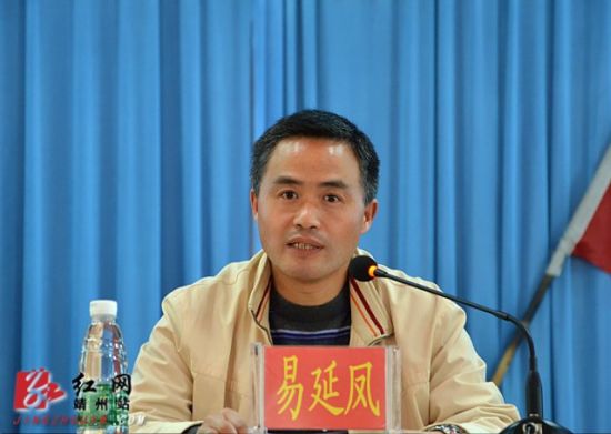 怀化市农机局党组书记,局长易延凤讲话 (刘杰华 摄)
