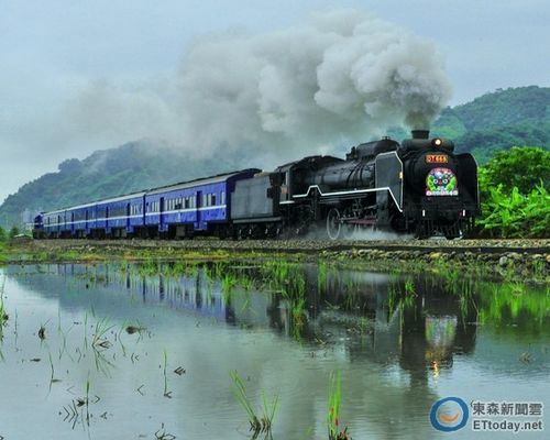 台铁史上吨位最大蒸汽火车登场 民众体验复古车