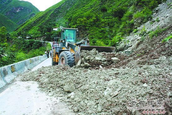 国道212线文县段中断140名游客被困