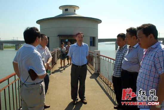 (副县长易新岳及相关单位负责人参加活动)(排水口排出的清水)红网岳阳