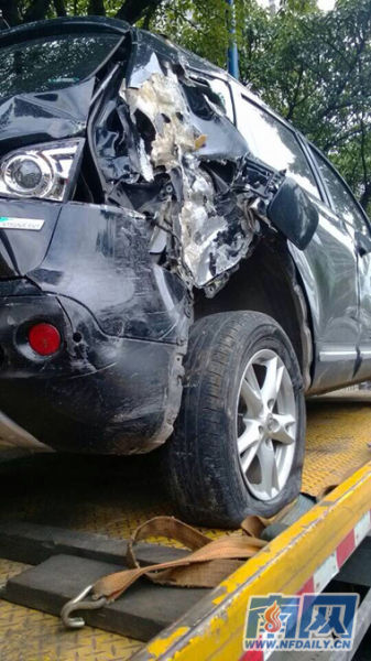 公交刹车突然失灵 广州大道中8车连环撞