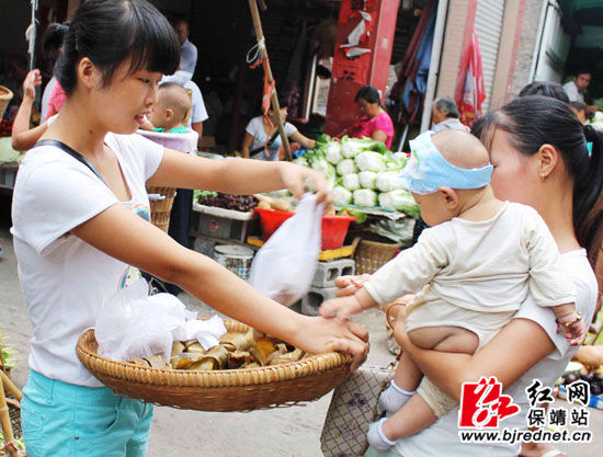 保靖贫困女大学生暑期自力更生筹学费