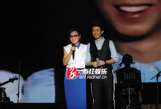 周笔畅个唱邀白举纲同台笔爸笔妈台下捧场
