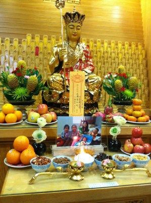 纽约华裔灭门案遇害者超度法会举行民众自发悼念