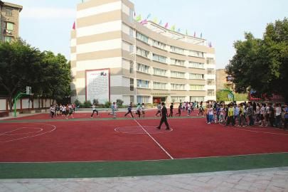 > 正文  泸州市第十五中学校成立于1992年,占地约12亩,位于大梯步文化
