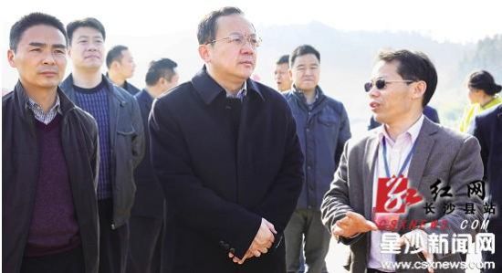 长沙经开区党工委书记杨懿文(前排中)来到北山镇调研长沙危废处置中心