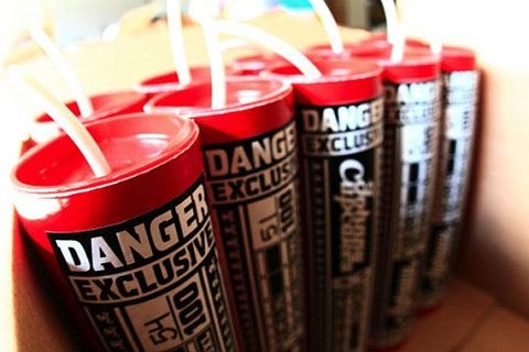 【美国:烟花比鞭炮受欢迎】英国留学两年的袁小姐说,超市里有类似烟花