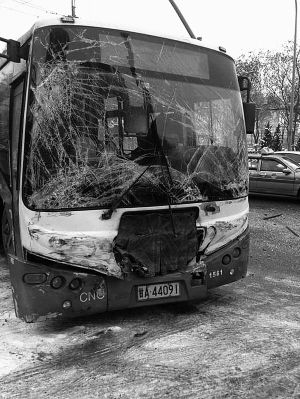 兰州路面结冰车辆打滑两公交迎面相撞11名乘客受伤