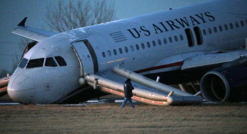 美國費城一架載154人客機起飛時發生爆胎事故