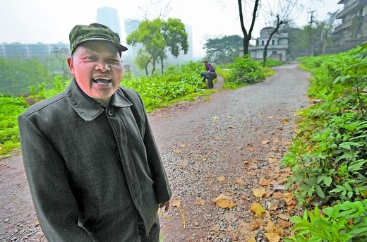 方便孩子上学黄大爷补了三年路