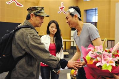 人艺演员金汉街头见义勇为