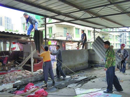楼顶上建房子拆!昨日,渝西广场丽人街违法建筑被拆除.