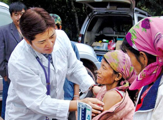"最美医生"郭丽珠摘掉西双版纳16个"麻风寨"帽子
