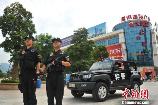 新型敞篷武装特警车亮相广东端州街头