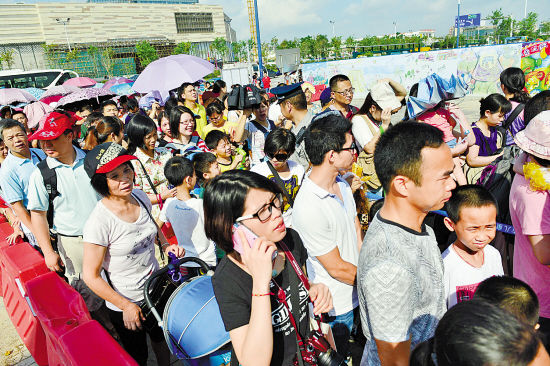 近20万人挥汗游园