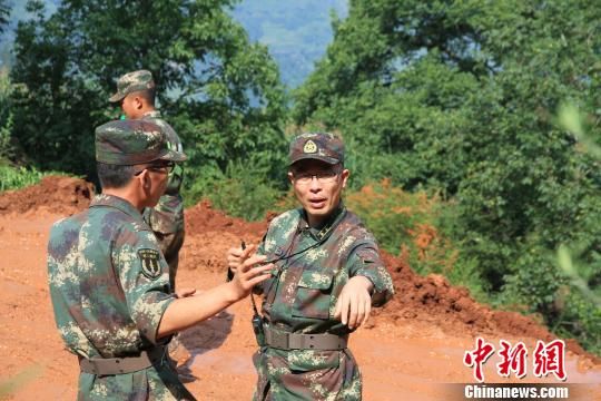 第二炮兵鲁甸抗震救灾部队团长肖权开路先锋