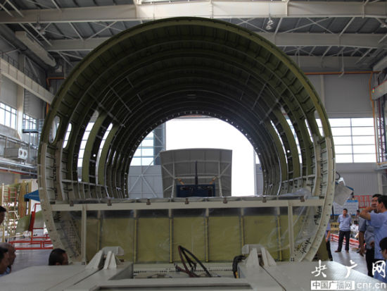 c919大型客机中机身中央翼副翼部段在西飞交付