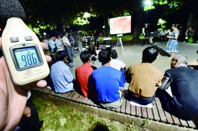 在露天卡拉ok的摊位附近,噪声分贝已经超过了90 摄/法制晚报记者