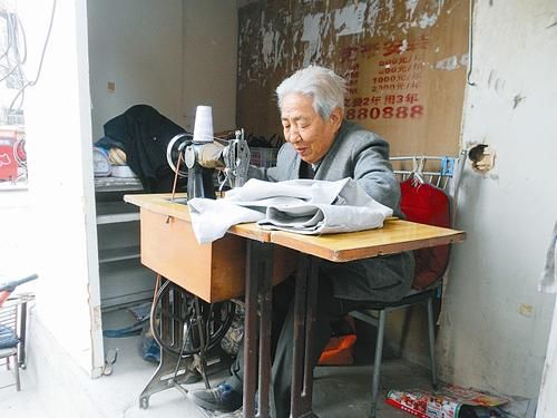 缝衣服的老奶奶你在哪儿为什么大家都在找你