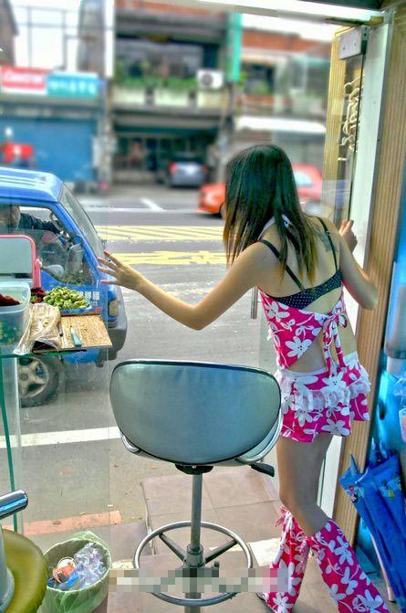 槟榔西施穿着太火辣 台湾一雨衣男冒雨手淫(图)