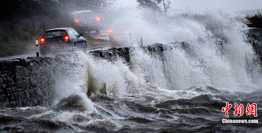 英国荷兰遭遇狂风暴雨天气(组图)