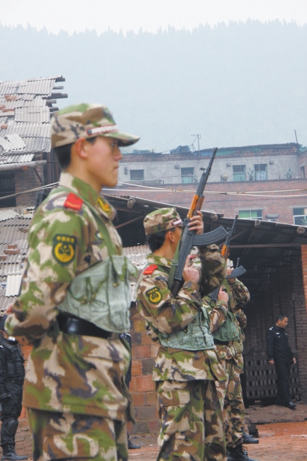 武装押运200余犯人转监 突遇前方高速车祸(图)_新闻中心_新浪网
