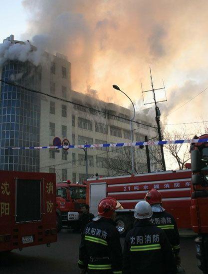 沈阳商业区仓库发生火灾 数百官兵参与灭火(图)