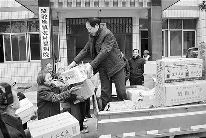 湖北日报讯 昨日上午,骆驼坳镇商会会长叶新春一行,带着全镇12个私企