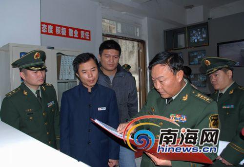 海南省消防总队朱新华政委带队深入万国大都会检查(通讯员林宇摄)