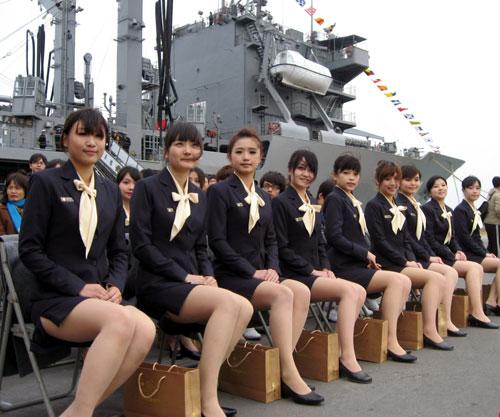 圖:臺軍艦開放參觀 女大學生親善大使吸睛