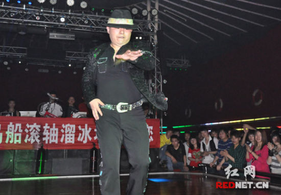 冰上王子李正伟现身长沙 "白衣书生"惊艳全场(图)