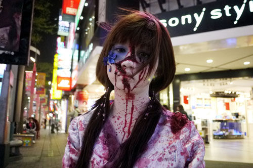 组图宣传校庆鬼屋活动台高校学生扮鬼闹市出没