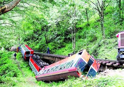 圖文:臺灣小火車脫軌翻車5名大陸游客遇難