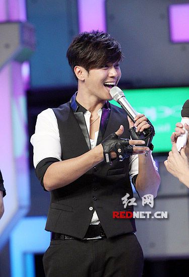 罗志祥爆蔡依林牌品差 "粉丝"曾送充气娃娃(图)_新闻中心_新浪网